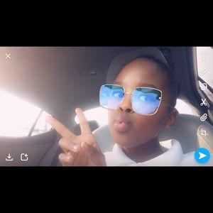 Meet your Posher, Tia